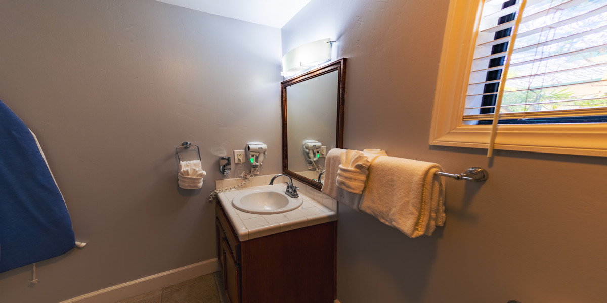 Queen Cottage Bathroom